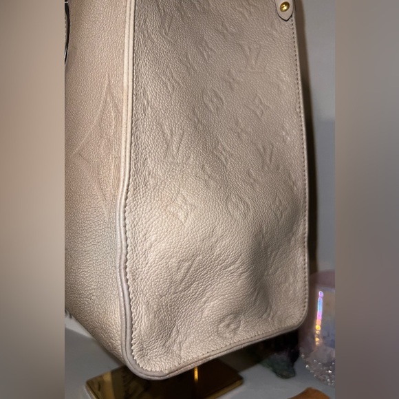 Sold Louis Vuitton Monogram Empreinte On the Go MM Tourterelle/beige. W/dusty - Picture 4 of 13